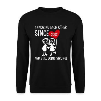 Beziehung Ehe Jubiläum - sich necken seit 2002 - Unisex Pullover - Schwarz - Vorne - Alina (178cm) & Michal (187cm)