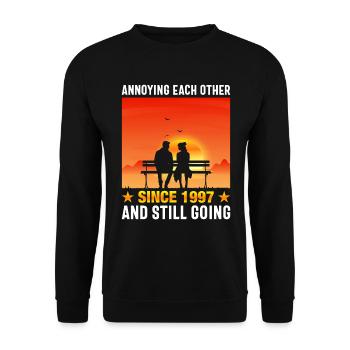 Beziehung Ehe Jubiläum - sich necken seit 1997 - Unisex Pullover - Schwarz - Vorne - Alina (178cm) & Michal (187cm)