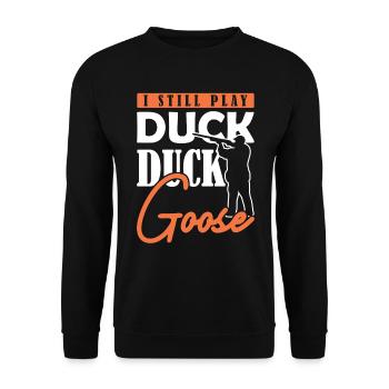 I still play Duck Duck Goose Entenjagd - Unisex Pullover - Schwarz - Vorne - Alina (178cm) & Michal (187cm)