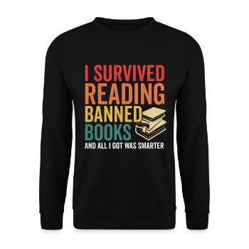Ich überlebte das Lesen verbotener Bücher Retro Bookworm - Unisex Pullover - Schwarz - Vorne - Alina (178cm) & Michal (187cm)