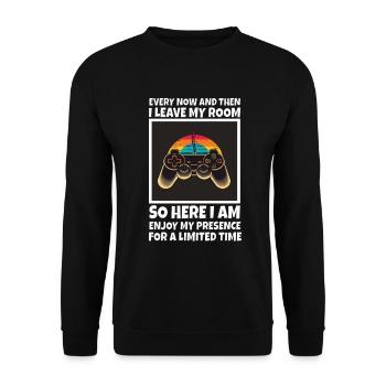 Every Now And Then I Leave My Room Gamer Gaming - Unisex Pullover - Schwarz - Vorne - Alina (178cm) & Michal (187cm)