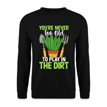 Du bist nie zu alt, um im Dreck zu spielen - Unisex Pullover - Schwarz - Vorne - Alina (178cm) & Michal (187cm)