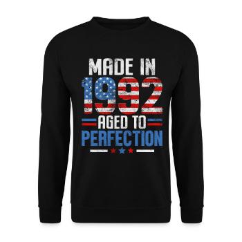 Hergestellt im Jahr 1992 Bis zur Perfektion gealtert USA Flagge Lustig - Unisex Pullover - Schwarz - Vorne - Alina (178cm) & Michal (187cm)