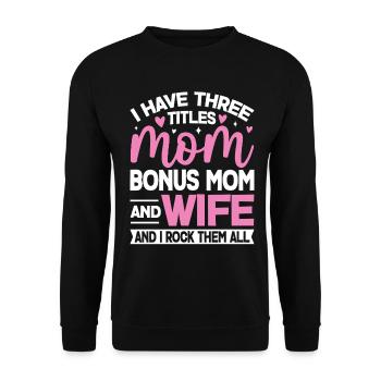 Ich habe drei Titel: Bonus: Mama, lustige Ehefrau, Mama - Unisex Pullover - Schwarz - Vorne - Alina (178cm) & Michal (187cm)