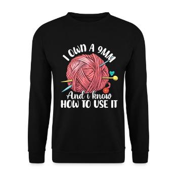Ich besitze eine 9mm und weiß, wie man sie benutzt Lustiges Nähen - Unisex Pullover - Schwarz - Vorne - Alina (178cm) & Michal (187cm)