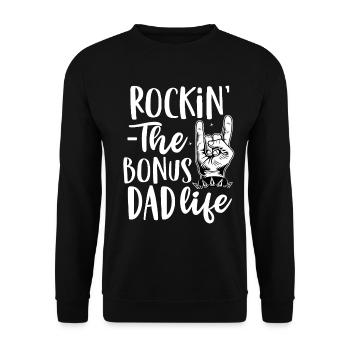 Rocking the bonus dad life - Stiefvater Geschenk - Unisex Pullover - Schwarz - Vorne - Alina (178cm) & Michal (187cm)