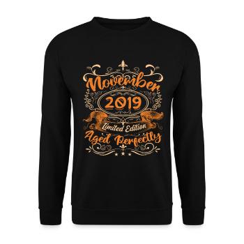 November 2019 Limitierte Auflage - Unisex Pullover - Schwarz - Vorne - Alina (178cm) & Michal (187cm)