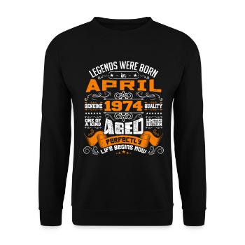 Legends wurden im April 1974 geboren | Weinlese - Unisex Pullover - Schwarz - Vorne - Alina (178cm) & Michal (187cm)