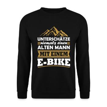 Unterschätze niemals einen alten Mann mit E-Bike - Unisex Pullover - Schwarz - Vorne - Alina (178cm) & Michal (187cm)