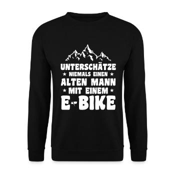 Unterschätze niemals einen alten Mann mit E-Bike - Unisex Pullover - Schwarz - Vorne - Alina (178cm) & Michal (187cm)