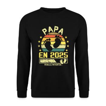 Papa en 2025 Veuillez Patienter Cadeau Futur Père - Sweat-shirt Unisexe - noir - Devant - Alina (178cm) & Michal (187cm)