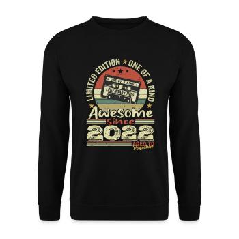 Jahrgang 2022 Original Retro Geburtstagsgeschenk - Unisex Pullover - Schwarz - Vorne - Alina (178cm) & Michal (187cm)