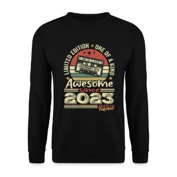 Jahrgang 2023 Original Retro Geburtstagsgeschenk - Unisex Pullover - Schwarz - Vorne - Alina (178cm) & Michal (187cm)