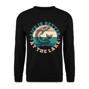 LIFE IS BETTER AT THE LAKE - Unisex Pullover - Schwarz - Vorne - Alina (178cm) & Michal (187cm)