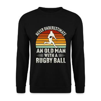 Unterschätzen Sie niemals einen alten Mann mit einem Rugbyball - Unisex Pullover - Schwarz - Vorne - Alina (178cm) & Michal (187cm)