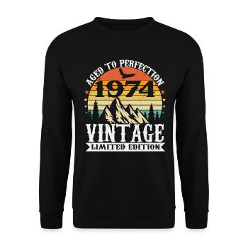 1974 Vintage Anniversaire Cadeau Rétro - Sweat-shirt Unisexe - noir - Devant - Alina (178cm) & Michal (187cm)