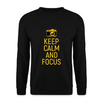 Keep Calm and Focus Fotograf Kamera Geschenk - Unisex Pullover - Schwarz - Vorne - Alina (178cm) & Michal (187cm)