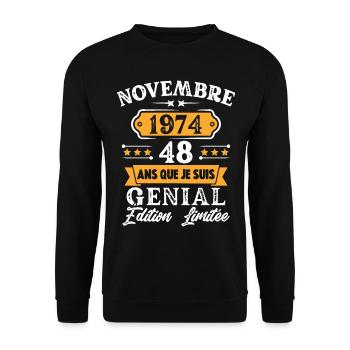 Cadeau D'anniversaire 48 Ans Novembre 1974 Rétro - Sweat-shirt Unisexe - noir - Devant - Alina (178cm) & Michal (187cm)