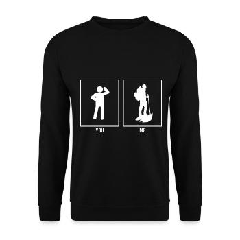 Du - Ich - Wandernder Mann Vektor - Unisex Pullover - Schwarz - Vorne - Alina (178cm) & Michal (187cm)