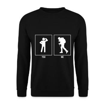 Du - Ich - Wandernder Mann Solo - Unisex Pullover - Schwarz - Vorne - Alina (178cm) & Michal (187cm)