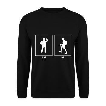 Du - Ich - Wandernder Mann Links - Unisex Pullover - Schwarz - Vorne - Alina (178cm) & Michal (187cm)