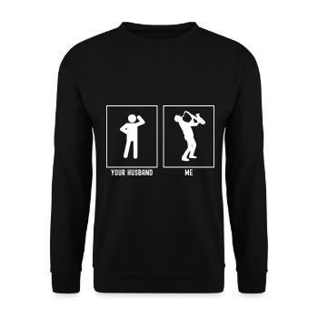 Ihr Ehemann - Ich - Musik Saxophonmann - Unisex Pullover - Schwarz - Vorne - Alina (178cm) & Michal (187cm)