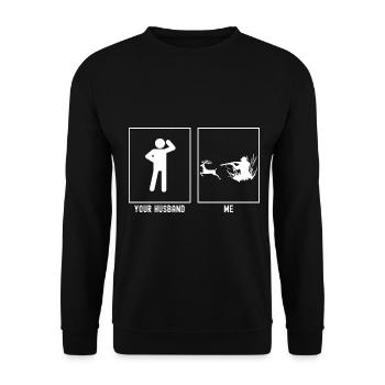 Son mari - moi - chassant caché dans l’herbe - Sweat-shirt Unisexe - noir - Devant - Alina (178cm) & Michal (187cm)