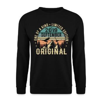 September 2019 Geburtstag - Legende Seit September - Unisex Pullover - Schwarz - Vorne - Alina (178cm) & Michal (187cm)