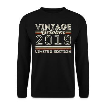 Oktober 2019 Geburtstag October 2019 Birthday Gift - Unisex Pullover - Schwarz - Vorne - Alina (178cm) & Michal (187cm)