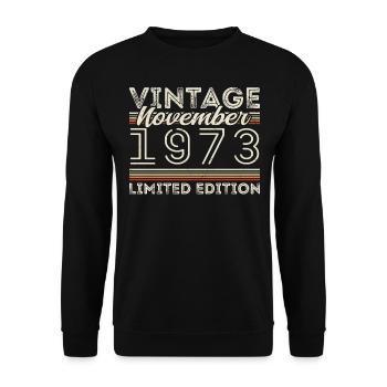 Né en novembre 1973 Date de naissance : novembre 1973 - Sweat-shirt Unisexe - noir - Devant - Alina (178cm) & Michal (187cm)