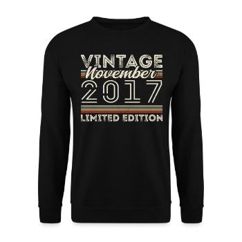 Jahrgang November 2017 Geburtstag November 2017 - Unisex Pullover - Schwarz - Vorne - Alina (178cm) & Michal (187cm)