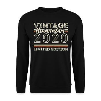 Jahrgang November 2020 Geburtstag November 2020 - Unisex Pullover - Schwarz - Vorne - Alina (178cm) & Michal (187cm)
