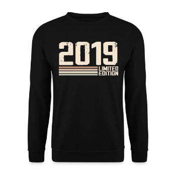 2019 Millésime 2019 Anniversaire 2019 Rétro 2019 - Sweat-shirt Unisexe - noir - Devant - Alina (178cm) & Michal (187cm)