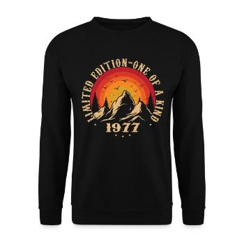 Jahrgang 1977 Retro 1977 Jubiläumsgeschenk 1977 - Unisex Pullover - Schwarz - Vorne - Alina (178cm) & Michal (187cm)