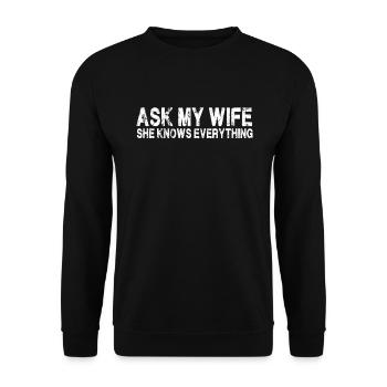Fragen Sie meine Frau, sie weiß alles lustig Ehemann - Unisex Pullover - Schwarz - Vorne - Alina (178cm) & Michal (187cm)
