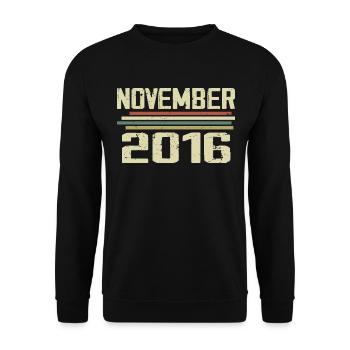 Millésime Novembre 2016 Millésime Rétro Novembre 2016 - Sweat-shirt Unisexe - noir - Devant - Alina (178cm) & Michal (187cm)