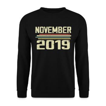 Vintage November 2019 vintage Retro November 2019 - Unisex Sweatshirt - black - Front - Alina (178cm) & Michal (187cm)