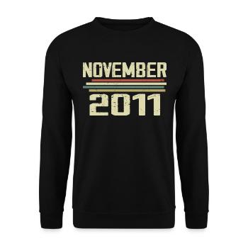 Millésime Novembre 2011 Millésime rétro Novembre 2011 - Sweat-shirt Unisexe - noir - Devant - Alina (178cm) & Michal (187cm)