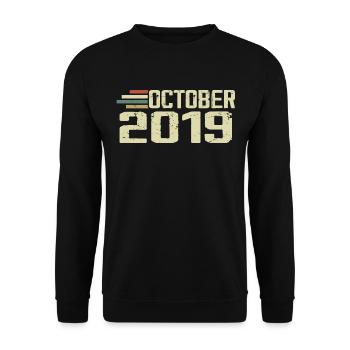 October 2019 - Geburtstag im Oktober 2019 - Unisex Pullover - Schwarz - Vorne - Alina (178cm) & Michal (187cm)