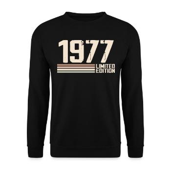 1977 Jahrgang 1977 Geburtstag 1977 Retro 1977 - Unisex Pullover - Schwarz - Vorne - Alina (178cm) & Michal (187cm)