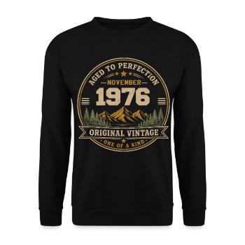 November 1976 Vintage Mountain Retro November 1976 - Unisex Pullover - Schwarz - Vorne - Alina (178cm) & Michal (187cm)