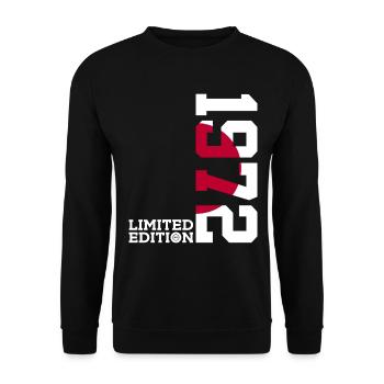 LIMITED EDITION 1972 JAPAN 54. GEBURTSTAG - Unisex Pullover - Schwarz - Vorne - Alina (178cm) & Michal (187cm)