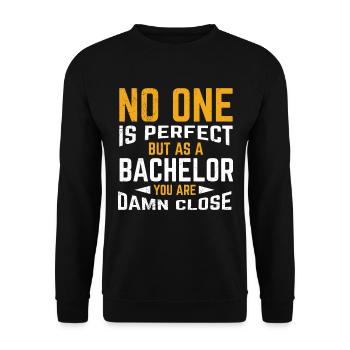 Niemand ist perfekt aber ein Bachelor Abschluss - Unisex Pullover - Schwarz - Vorne - Alina (178cm) & Michal (187cm)