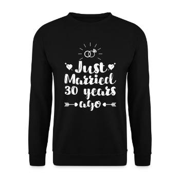 Just married 30 Jahre Perlenhochzeit - Unisex Pullover - Schwarz - Vorne - Alina (178cm) & Michal (187cm)