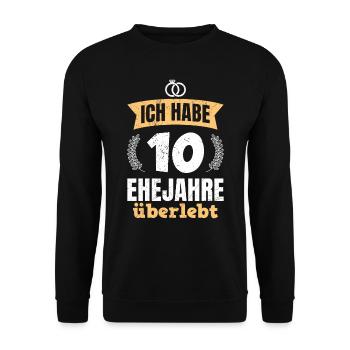 10 Ehejahre überlebt 10. Hochzeitstag - Unisex Pullover - Schwarz - Vorne - Alina (178cm) & Michal (187cm)