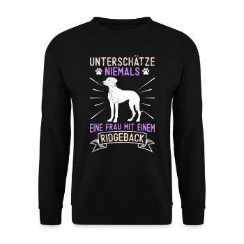 Ridgeback UNTERSCHÄTZE NIEMALS EINE FRAU MIT - Unisex Pullover - Schwarz - Vorne - Alina (178cm) & Michal (187cm)