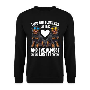 Propriétaire de Rottie DEUX ROTTWEILERS PLUS TARD, JE L’AI PERDU - Sweat-shirt Unisexe - noir - Devant - Alina (178cm) & Michal (187cm)