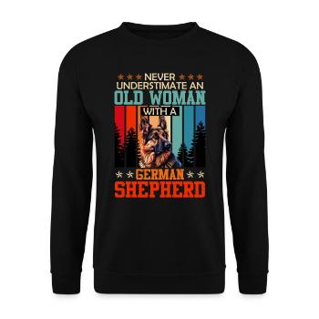 German Shepherd NEVER UNDERESTIMATE AN OLD WOMAN - Unisex Sweatshirt - black - Front - Alina (178cm) & Michal (187cm)