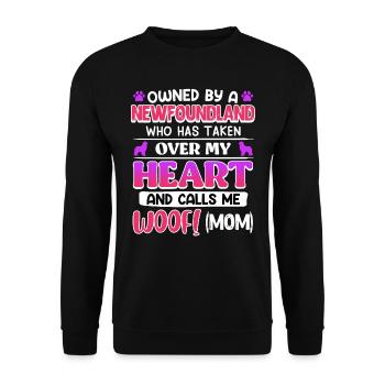 Hundemama OWNED BY A NEWFOUNDLAND Hundebesitzerin - Unisex Pullover - Schwarz - Vorne - Alina (178cm) & Michal (187cm)