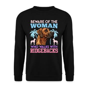 Rhodesian Ridgeback BEWARE OF THE WOMAN WHO WALKS - Unisex Pullover - Schwarz - Vorne - Alina (178cm) & Michal (187cm)